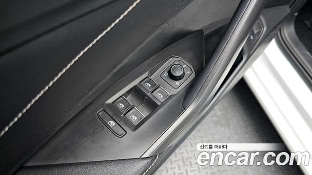 Volkswagen Jetta 2023 — ფოტო 19/20