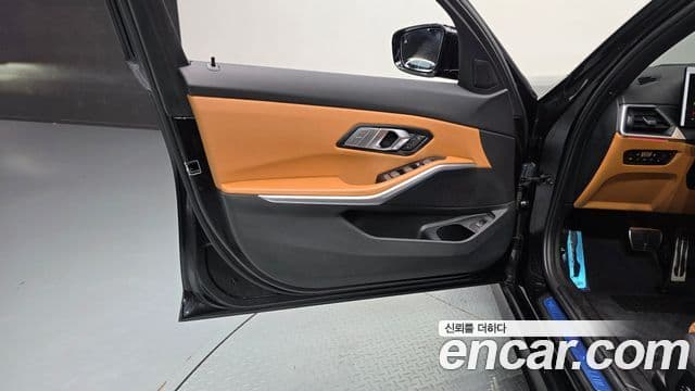 BMW 3 Series 2023 — Photo 12/31