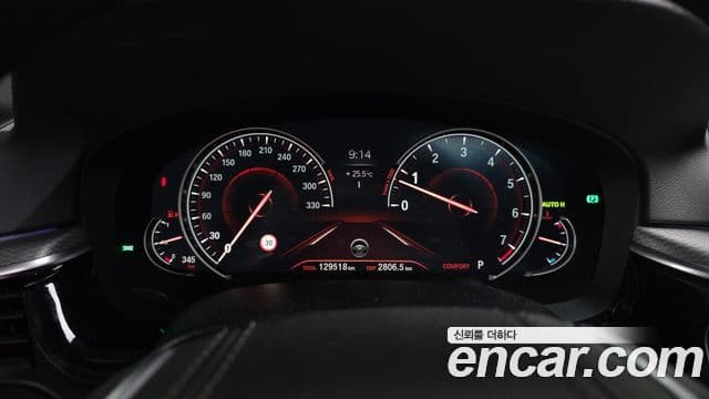 BMW 5 Series 2018 — ფოტო 8/20