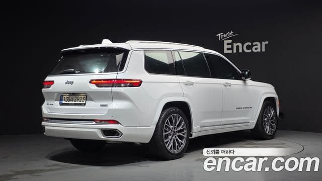 Jeep Grand Cherokee 2023 — Фото 2/20