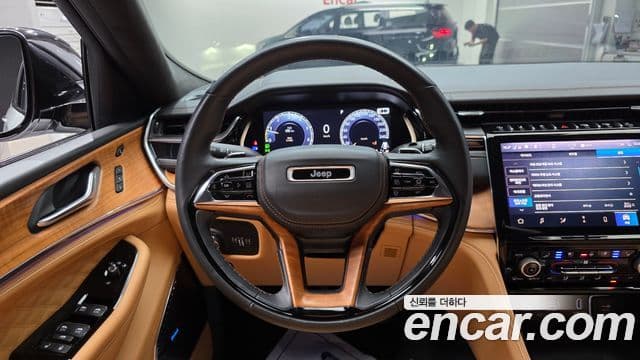 Jeep Grand Cherokee 2023 — Фото 13/20