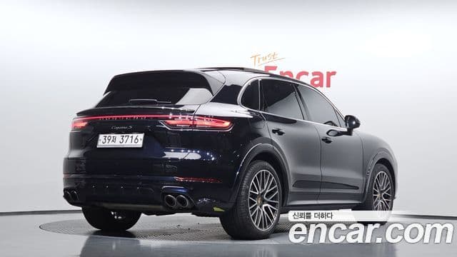 Porsche Cayenne 2019 — ფოტო 2/20