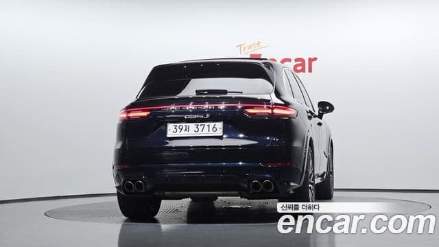 Porsche Cayenne 2019 — ფოტო 4/20