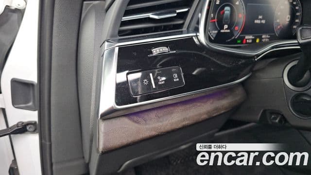 Audi Q7 2020 — ფოტო 18/20