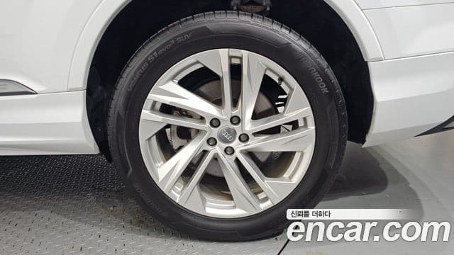 Audi Q7 2020 — Photo 18/34