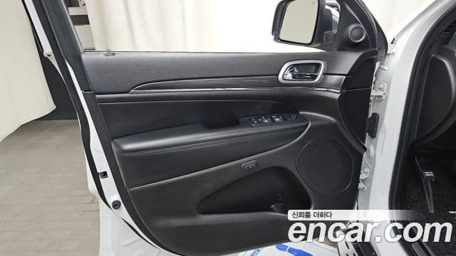 Jeep Grand Cherokee 2019 — Photo 21/31