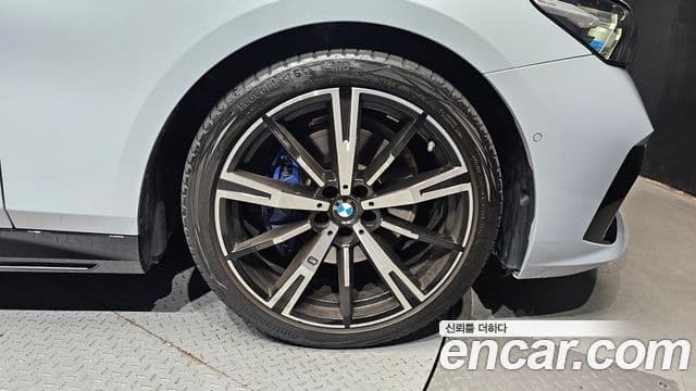 BMW 5 Series 2024 — Şəkil 28/31