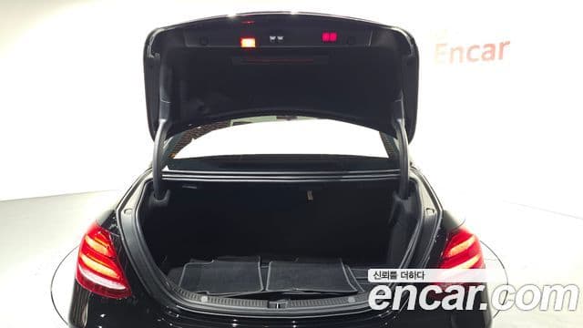 Mercedes-Benz E-Class 2018 — Şəkil 18/20