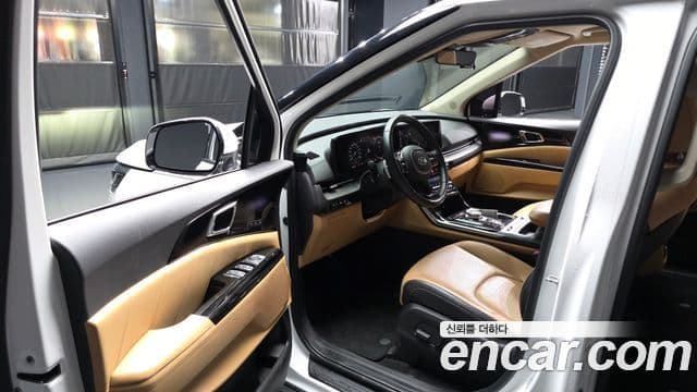 Kia Carnival 2021 — фото 10 из 20