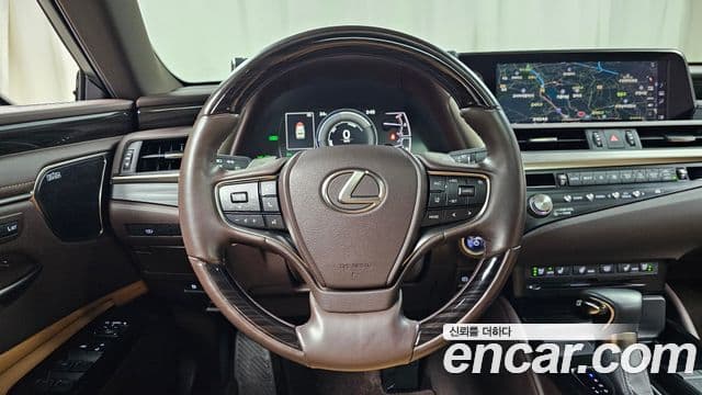 Lexus ES300h 2021 — ფოტო 13/20