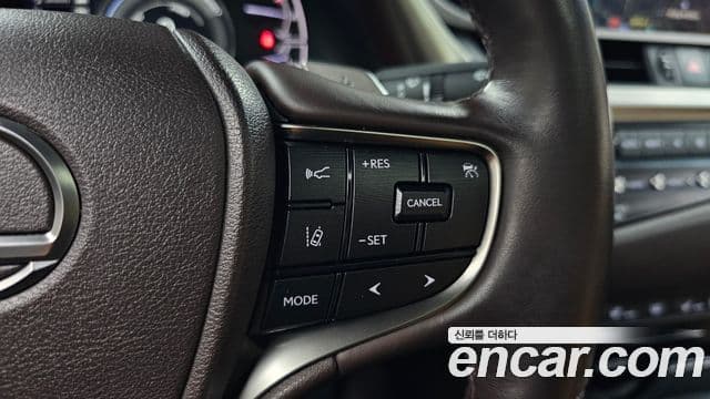 Lexus ES300h 2021 — ფოტო 15/20