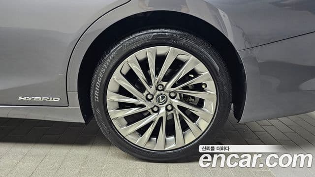 Lexus ES300h 2021 — Photo 1/33