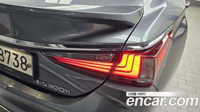 Lexus ES300h 2021 — Photo 26/33