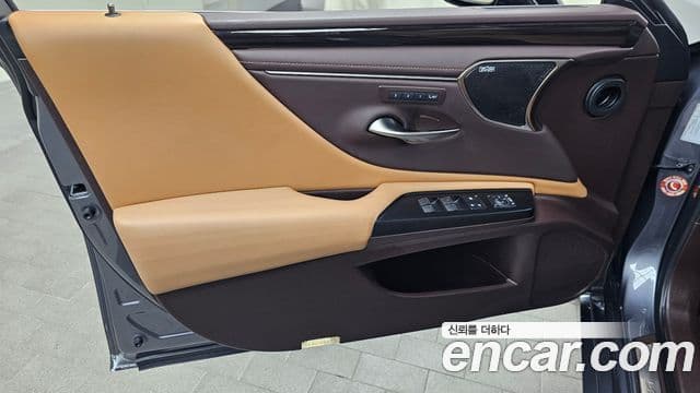 Lexus ES300h 2021 — Photo 10/33