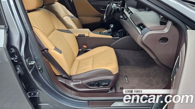 Lexus ES300h 2021 — Photo 20/33