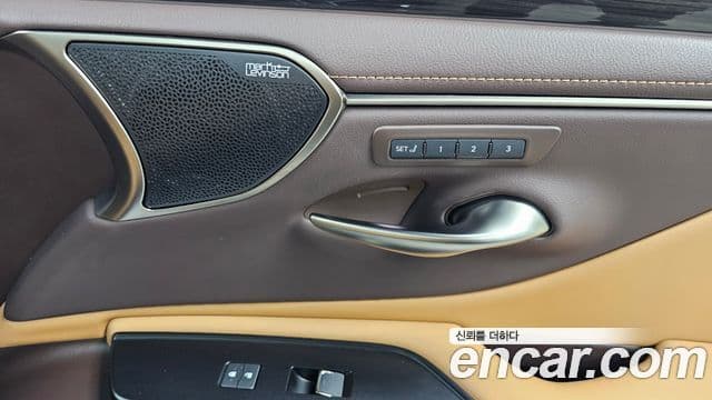 Lexus ES300h 2021 — Photo 22/33