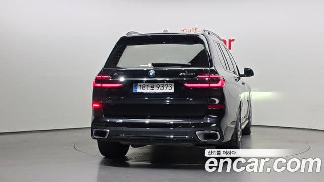 BMW X7 2023 — ფოტო 8/20