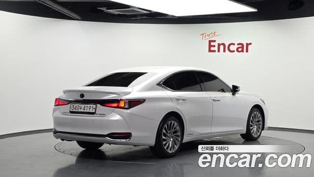 Lexus ES300h 2021 — Photo 19/20