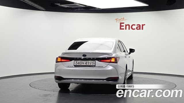 Lexus ES300h 2021 — Photo 15/20