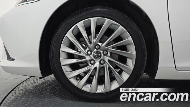 Lexus ES300h 2021 — Photo 20/20
