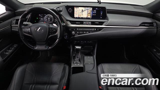 Lexus ES300h 2021 — Photo 16/20