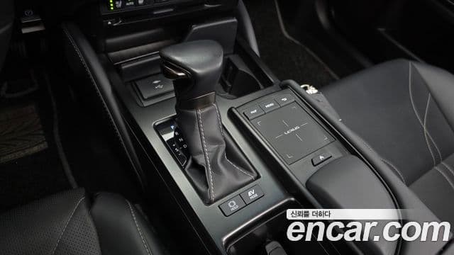Lexus ES300h 2021 — Photo 8/20