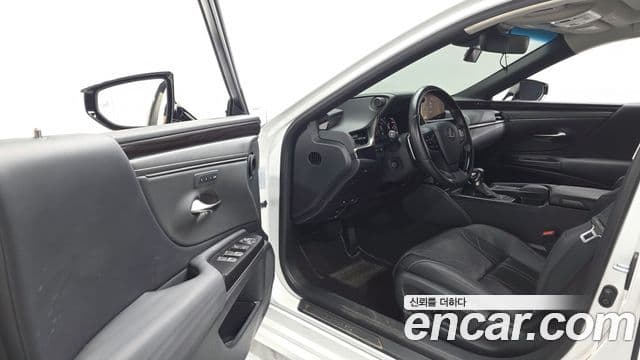 Lexus ES300h 2021 — Photo 2/20