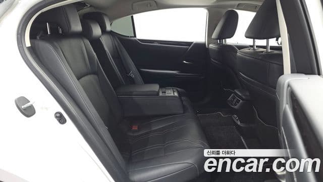 Lexus ES300h 2021 — Photo 5/20