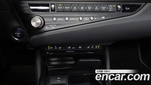 Lexus ES300h 2021 — Photo 3/20