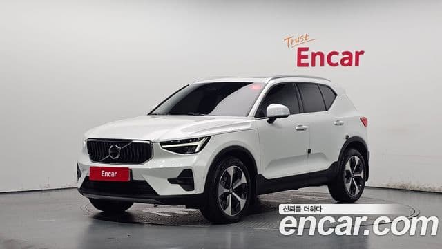 Volvo XC40 2023 — Фото 1/20