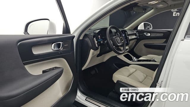 Volvo XC40 2023 — Фото 10/20