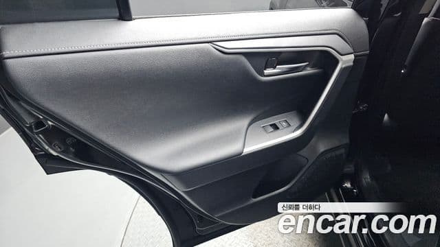 Toyota RAV4 2023 — Photo 4/34