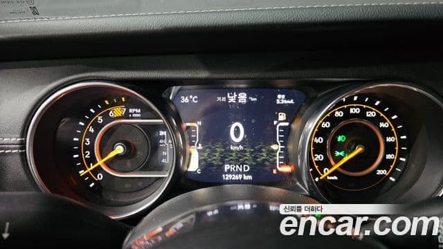 Jeep Wrangler 2019 — ფოტო 24/31