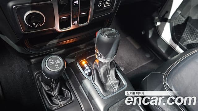 Jeep Wrangler 2019 — ფოტო 17/31