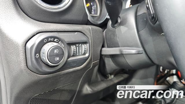 Jeep Wrangler 2019 — ფოტო 13/31