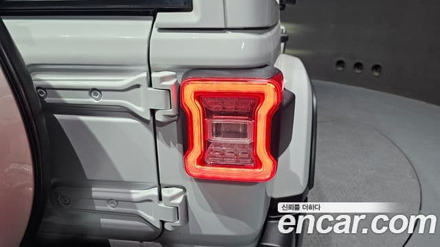 Jeep Wrangler 2019 — ფოტო 7/31