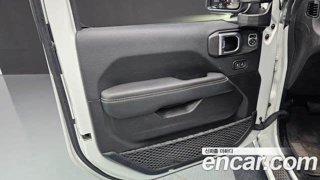 Jeep Wrangler 2019 — ფოტო 11/31