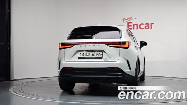 Lexus NX350h 2023 — Photo 28/36