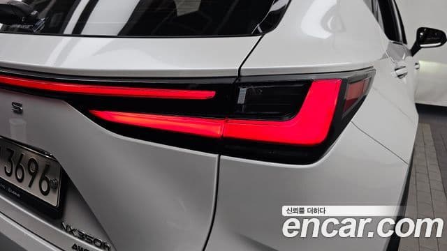 Lexus NX350h 2023 — Photo 13/36