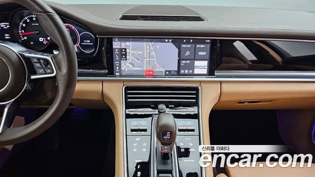 Porsche Panamera 2019 — Şəkil 28/32
