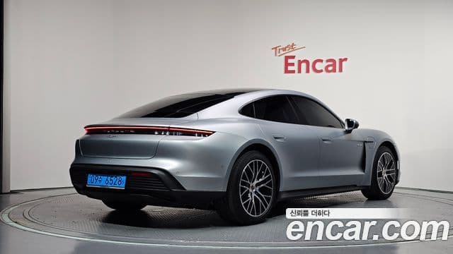 Porsche Taycan 2025 — Photo 7/20