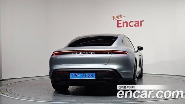 Porsche Taycan 2025 — Photo 2/20