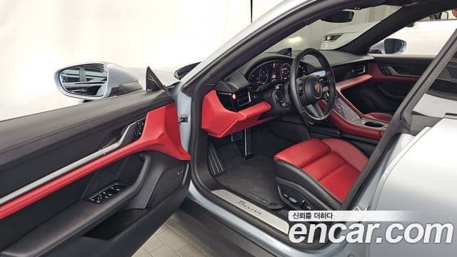 Porsche Taycan 2025 — Photo 14/20