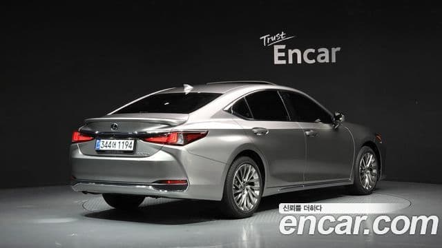 Lexus ES300h 2025 — ფოტო 1/33