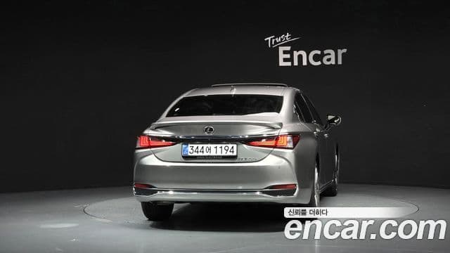 Lexus ES300h 2025 — ფოტო 2/33