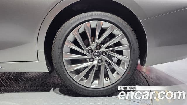 Lexus ES300h 2025 — ფოტო 22/33