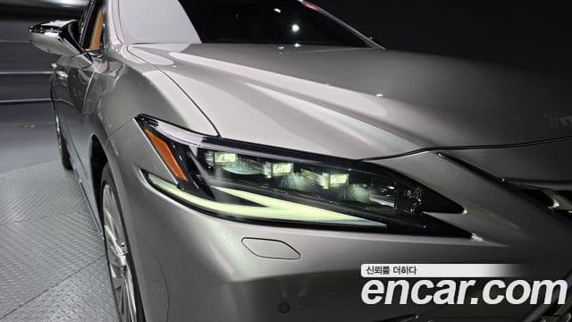 Lexus ES300h 2025 — ფოტო 18/33