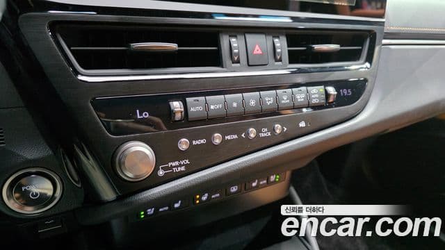 Lexus ES300h 2025 — ფოტო 32/33