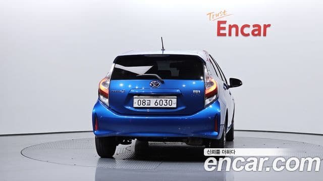 Toyota Prius C 2018 — Şəkil 13/30
