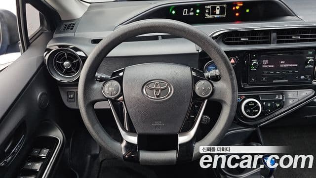 Toyota Prius C 2018 — Şəkil 10/30
